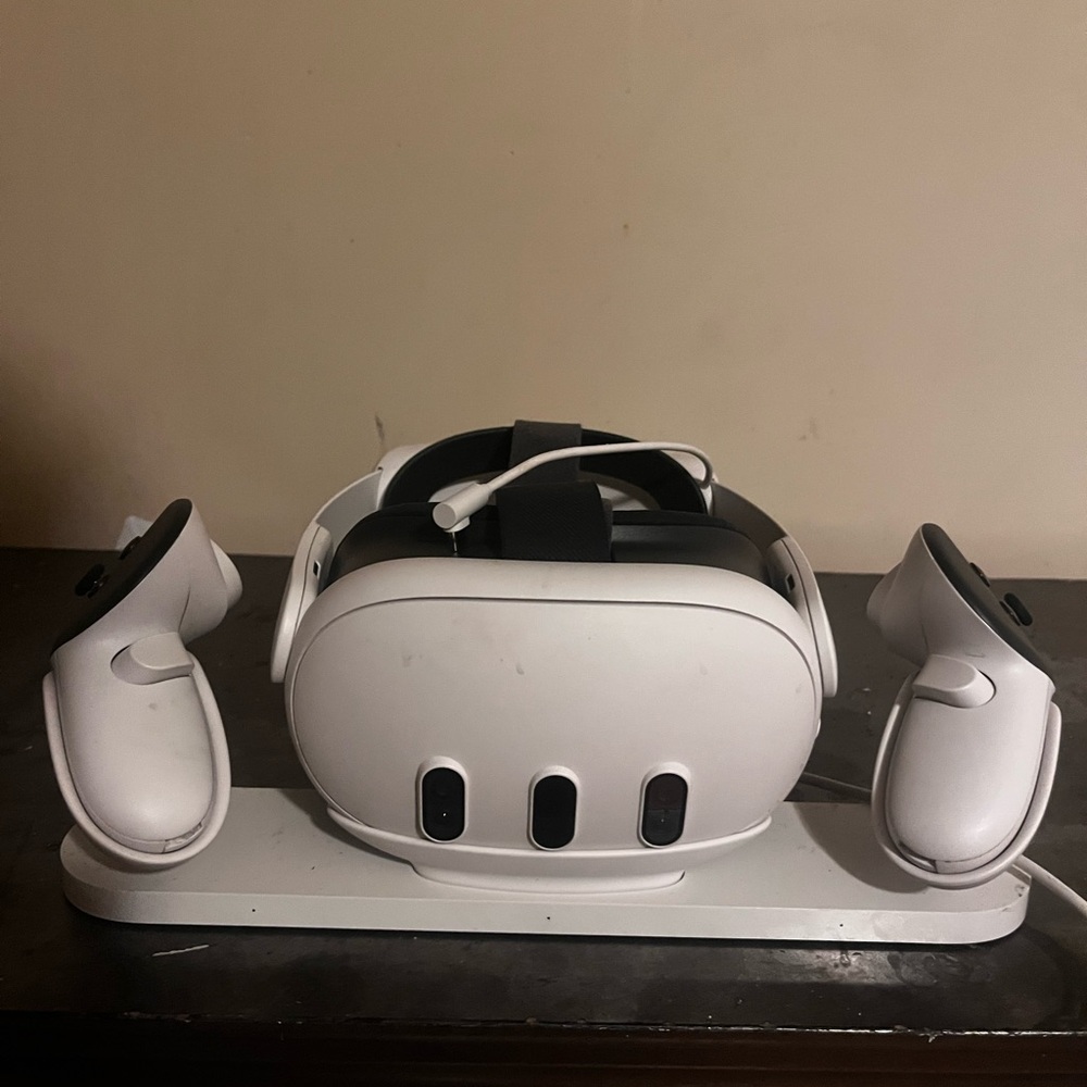 VR Headset with Controllers - White